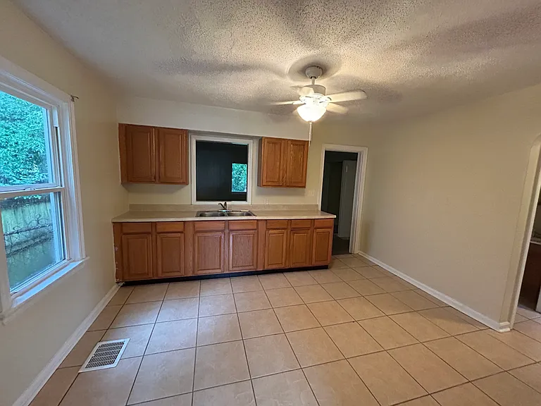 1733 S Morton Ave — Photo 2
