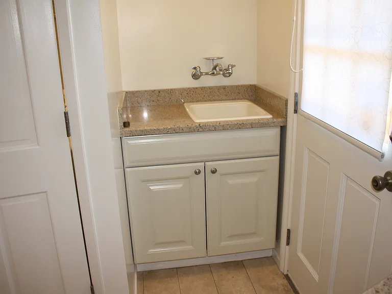 Laundry sink