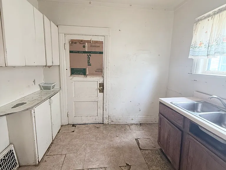 1019 Avenue A — Photo 19