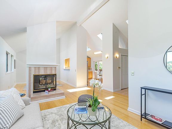 4th image of 27 OAKWOOD Court