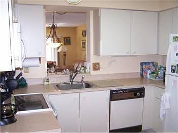 3rd image of 7146 Huntington La #104
