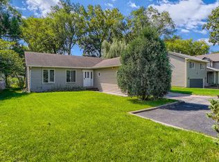 626 E Bonner Rd, Wauconda, IL 60084
