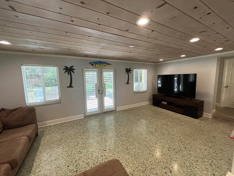 620 NE 9th Ave — Photo 39