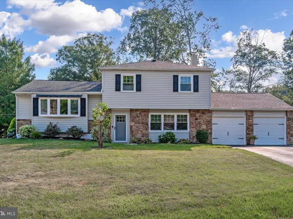 2 Sturbridge Dr, Wilmington, DE 19810