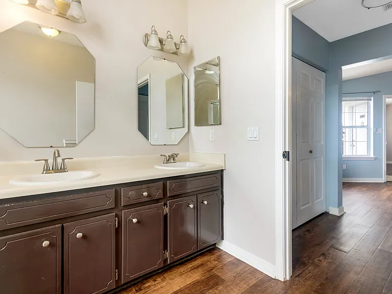 2060 Cambridge Cir — Photo 28
