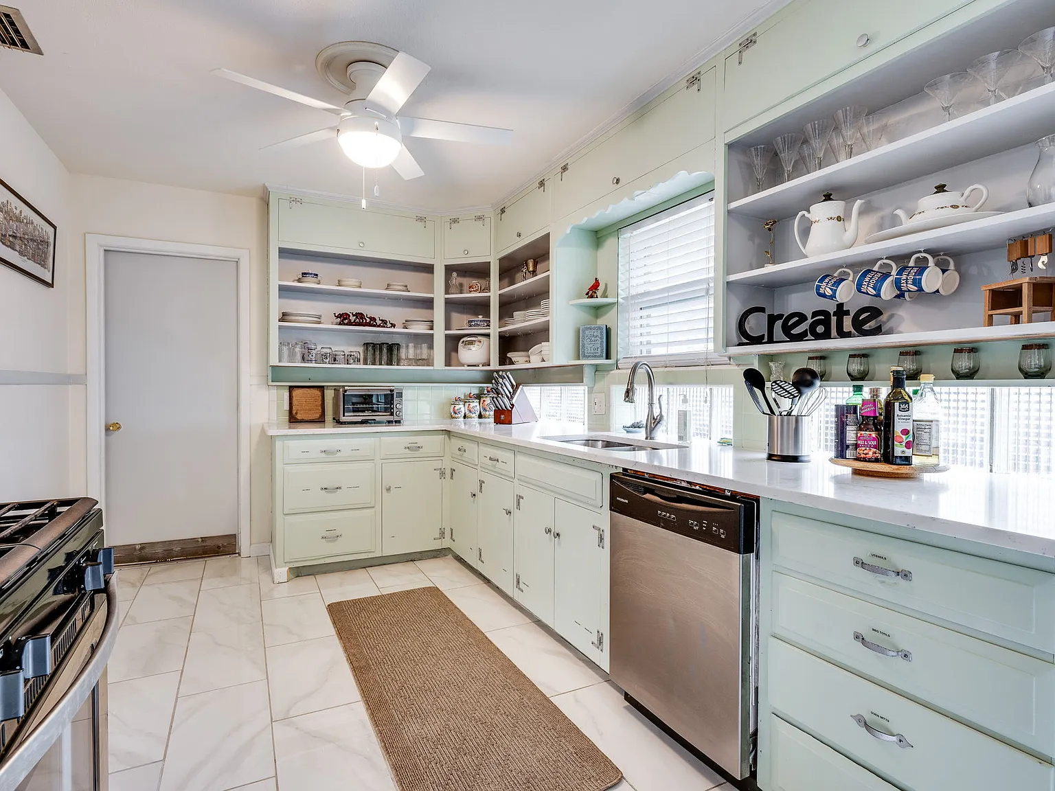 4 bed, 1982 sqft, $6,500 — Photo 2