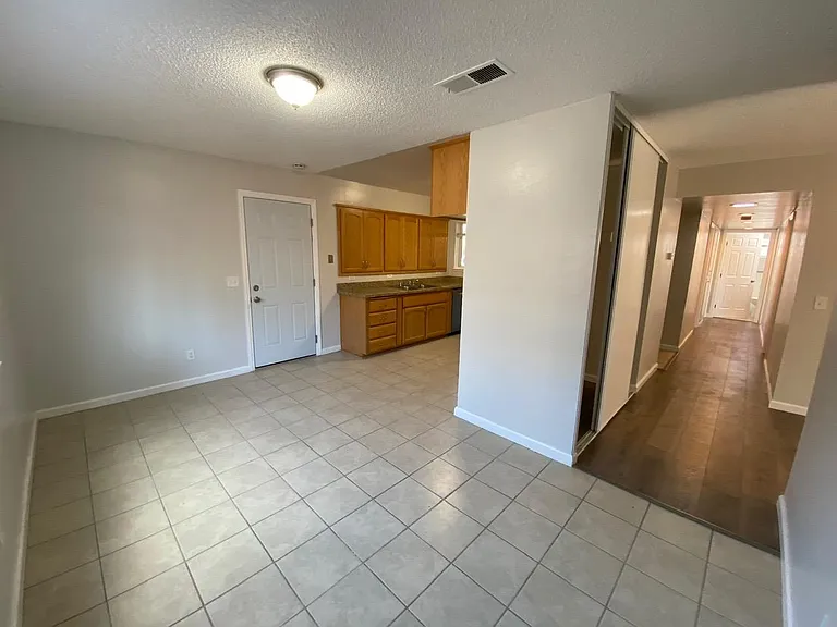 2059 Robin Dr — Photo 6