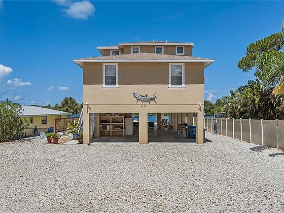 2nd image of 3027 Pineview Dr