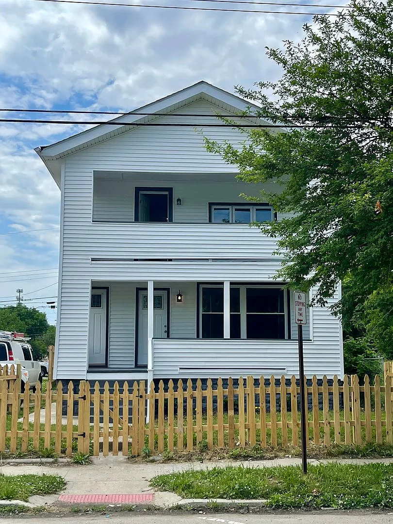 411-413 S Glenwood Ave — Photo 1