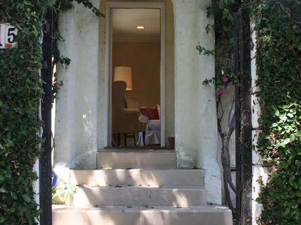 8715 Sherwood Dr, West Hollywood, CA 90069