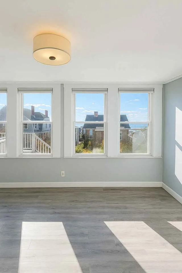1 bed, 700 sqft, $2,300 — Photo 2