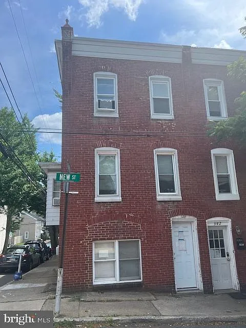 384 New St photo 1
