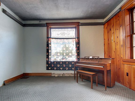 3rd image of 1006 Maine St