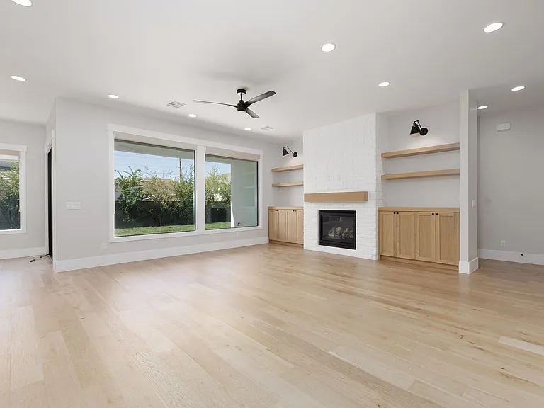 1621 W Approach Ln — Photo 16