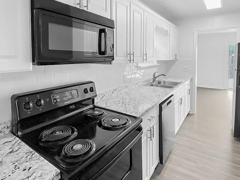 Fully Equipped Kitchen w/ Dishwasher
