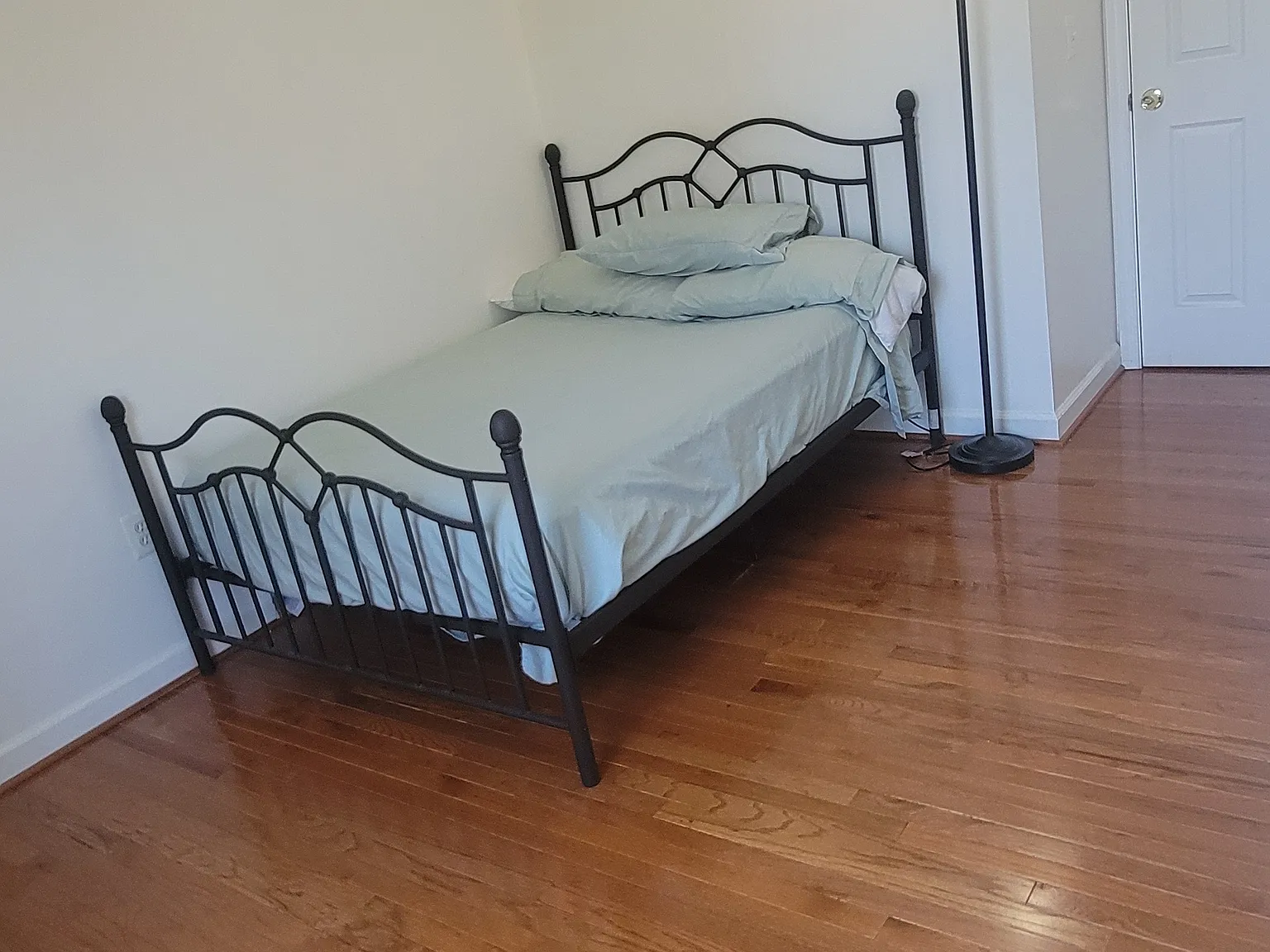5 bed, 3627 sqft, $900 — Photo 2