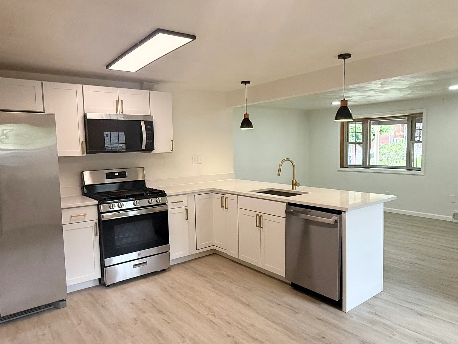 3 bed, 1210 sqft, $1,800 — Photo 2