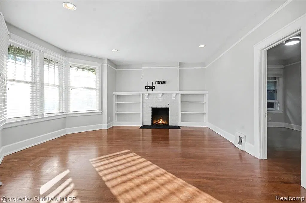 3 bed, 1.0 bath, 1500 sqft, $2,200 — Photo 2