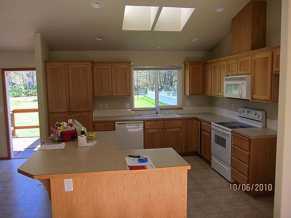 Spacious Kitchen w/ Breakfast Nook