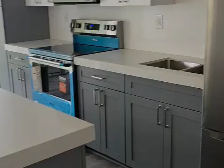 Kitchen w/Island