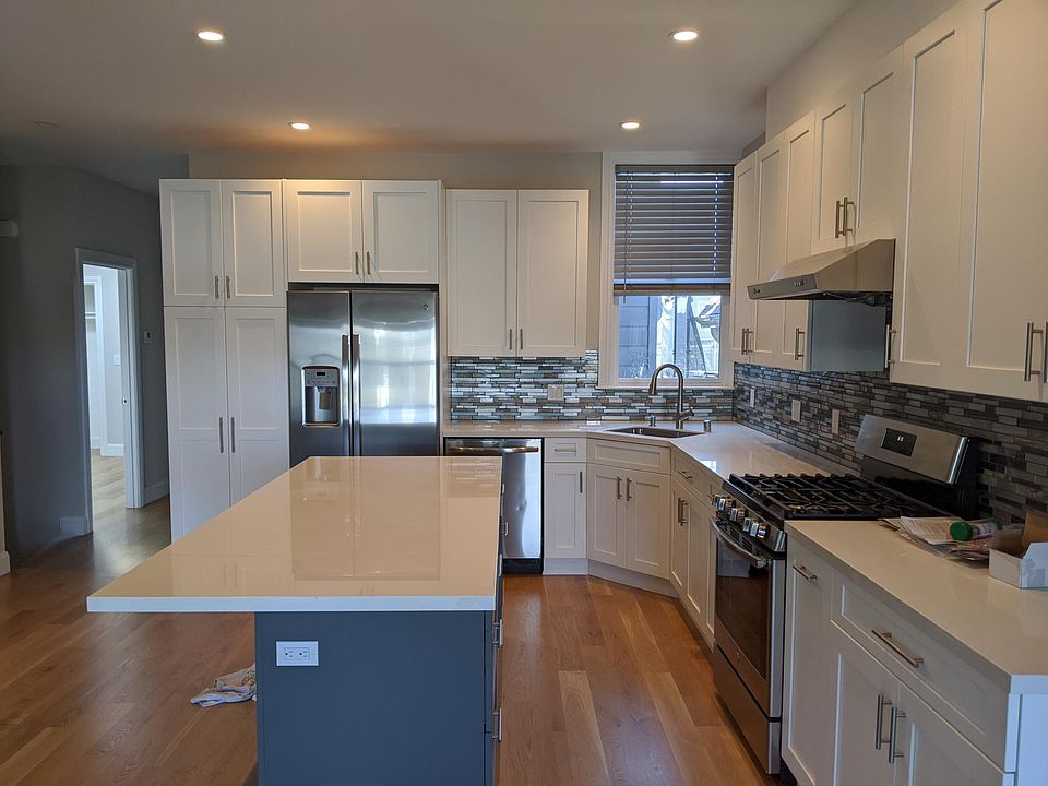 1st image of 428 Lyon St