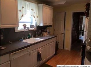 20 E Raleigh Ave, Staten Island, NY 10310