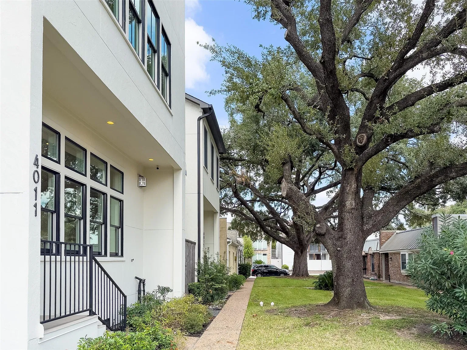 3 bed, 2.5 bath, 2809 sqft, $6,000 — Photo 2