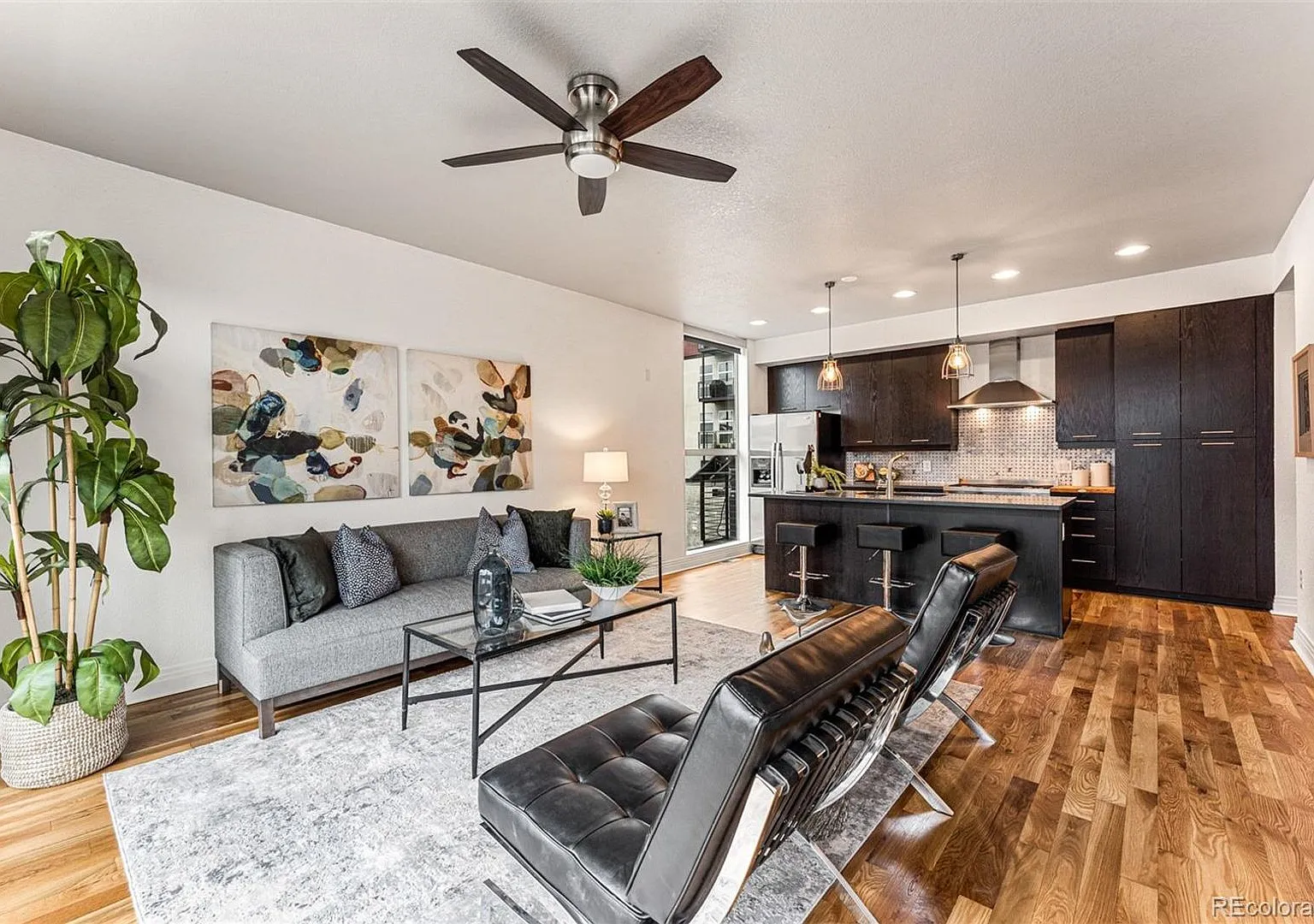 Great location with 3 sides of windows and HUGE rooftop! — Photo 3