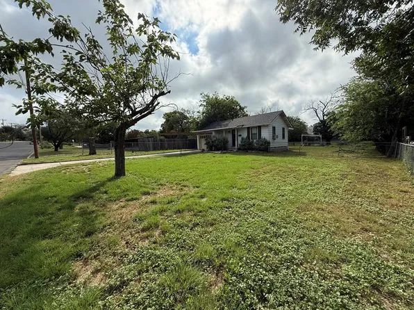 819/821 Clay St, Kerrville, TX 78028