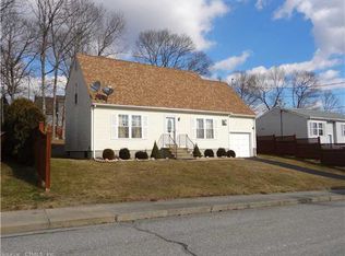 16 Washington Dr, Groton, CT 06340
