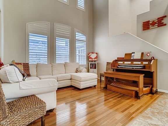 3rd image of 833 S Colina Alta Pl