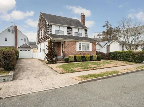 37 Keystone Place, Hewlett, NY 11557