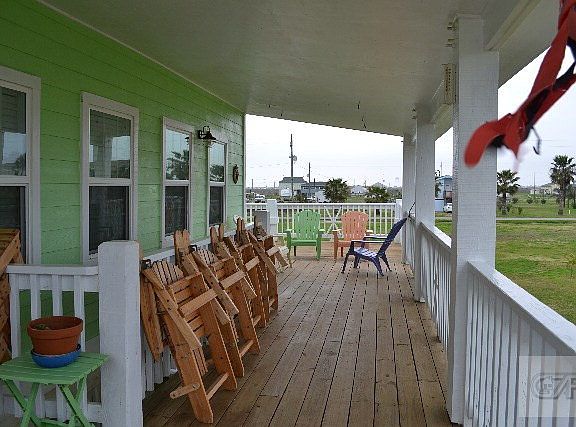 3rd image of 974 Palmetto Dr