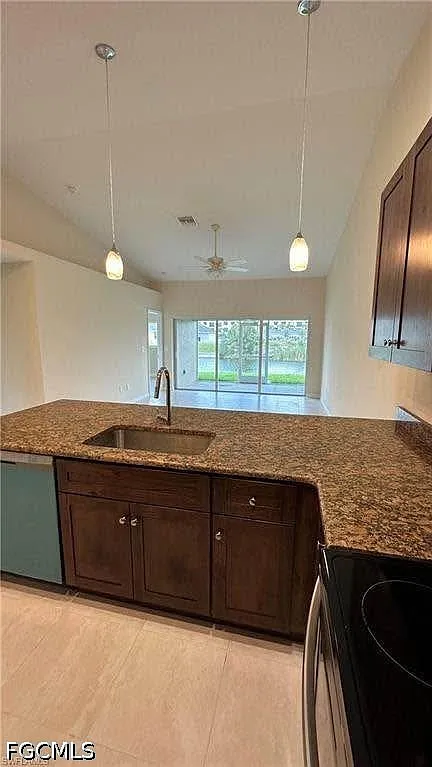 3 bed, 2.0 bath, 1560 sqft, $1,770 — Photo 2