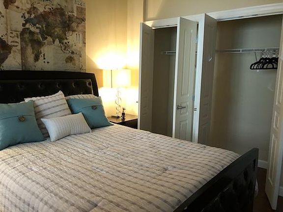5th image of 916 Main St APT 208