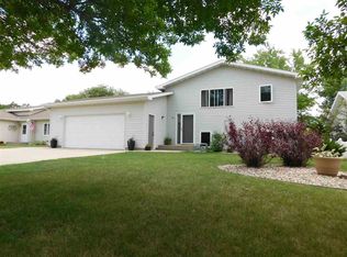 911 25th Ave NW, Minot, ND 58703