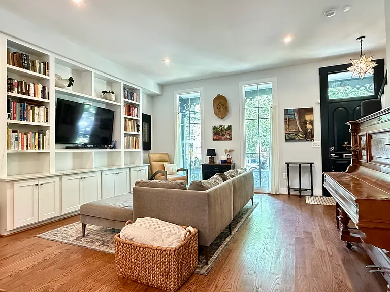 1127 G St NE — Photo 2