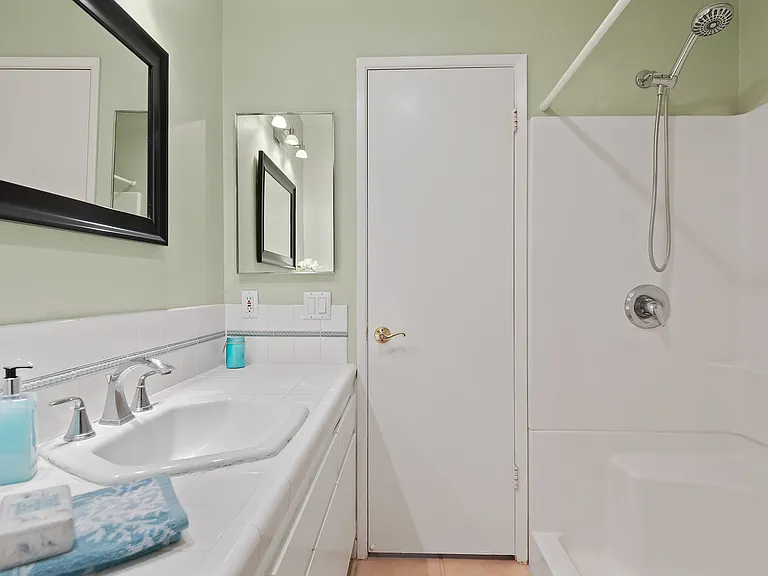 860 Highland Dr #4 — Photo 5