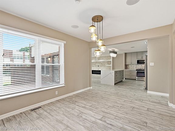 3rd image of 2077 Hyde Park Rd