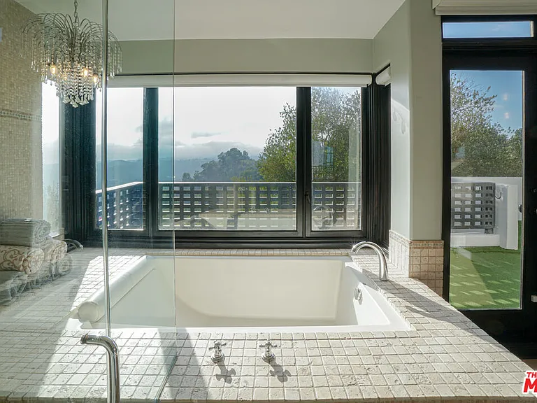 13211 Mulholland Dr — Photo 35