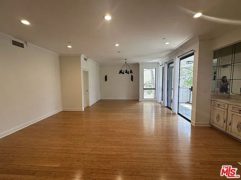 324 N Palm Dr #206 — Photo 37