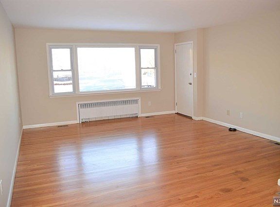 2nd image of 322 Kingsland Ave #1