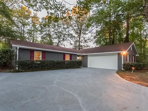 2nd image of 2090 Beachwood Dr SE