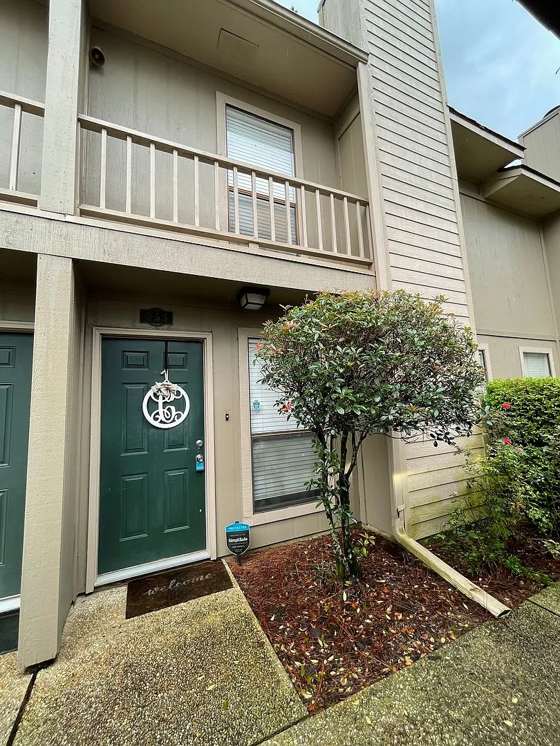 2 Bedroom Townhouse located off Bluebonnet — Photo 2