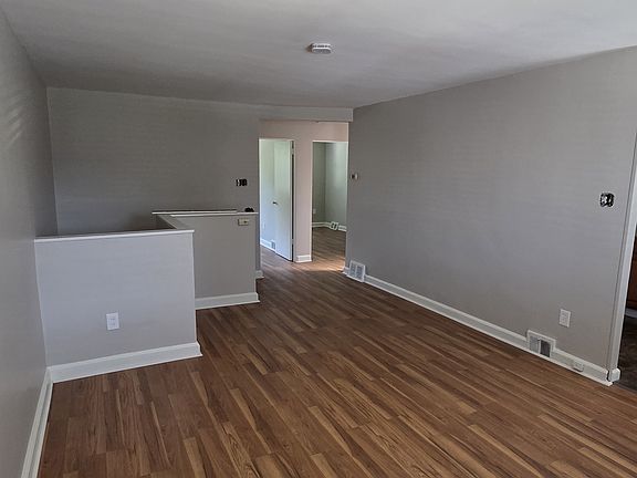 3rd image of 418 Shetland Rd