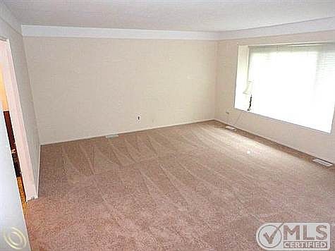 Large liv w/new carpet