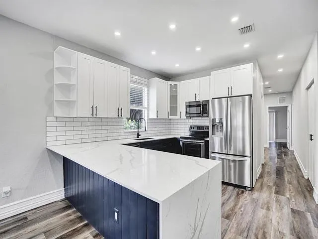 724 SW 9th St — Photo 13