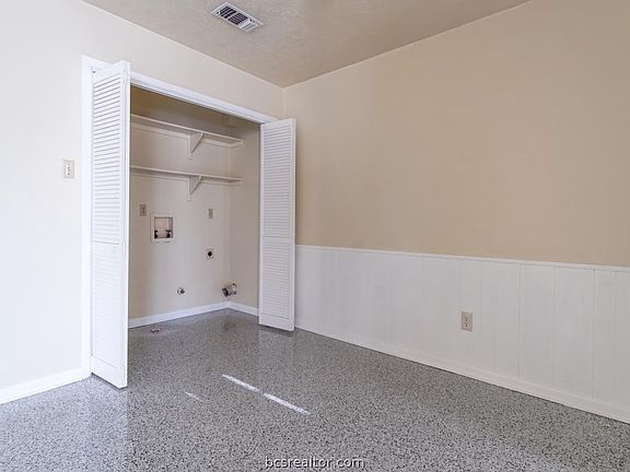 5th image of 2404 Bandera Dr APT A
