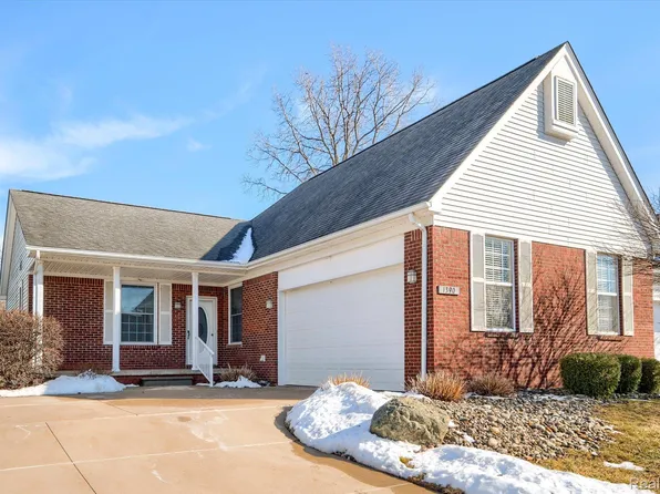 1390 Luxington Dr, Lapeer, MI 48446