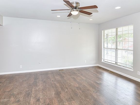 3rd image of 3202 Arbutus Dr